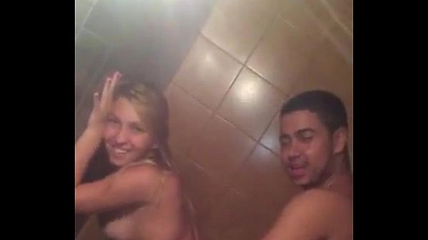 Corno filma a esposa dar para outro no banheiro